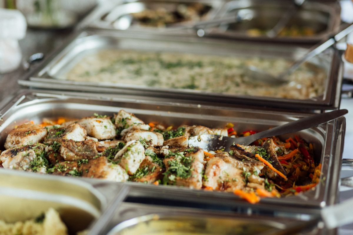 Buffet für Catering: Edelstahl-Behälter mit Speisen