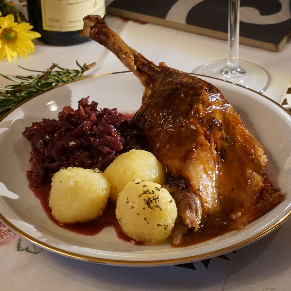 Teller mit Ente, Klößen und Rotkraut
