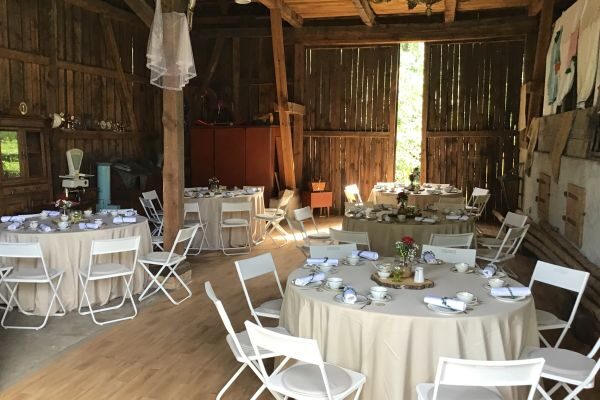 Indoor: Scheune mit gedeckten Tischen und Stühlen