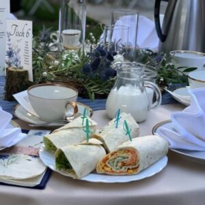 Tisch im Garten mit Gedeck und Essen