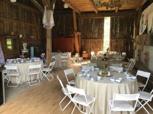 Indoor: Scheune mit gedeckten Tischen und Stühlen