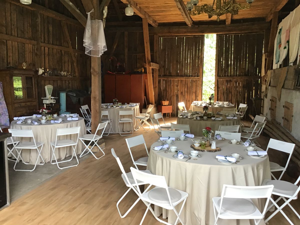 Indoor: Scheune mit gedeckten Tischen und Stühlen
