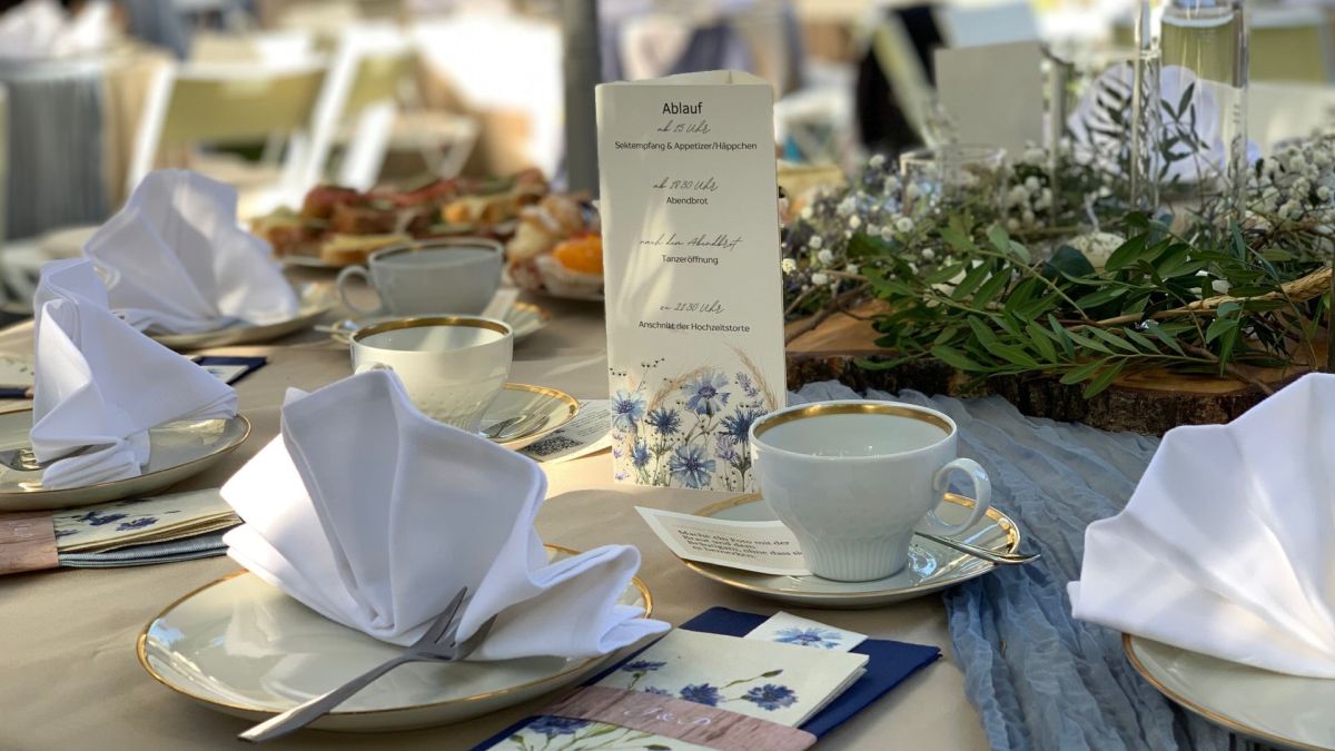 gedeckter Tisch im Garten
